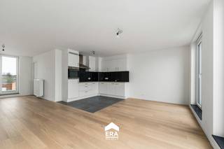 Ontdek dit prachtig afgewerkte penthouse in Eeklo, waar modern comfort en een doordachte indeling hand in hand gaan. Dit instapklare appartement...