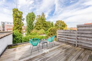 <strong>Landbergh bezoekdag: kom dit authentieke interbellum appartement ontdekken tijdens het bezoekmoment op donderdag 29 oktober tussen 16u en 18u. (enkel op afspraak)</strong><br /><br />Dit karaktervolle duplexappartement van ca. 180 m² strekt zich uit over de tweede en derde verdieping en geniet een uitstekende ligging aan de Gentse binnenring, vlak bij de Watersportbaan, Blaarmeersen en Coupure. <br /><br />Op de tweede verdieping bevinden zich een inkomhal, een lichtrijke doorzonleefruimte met volledig uitgeruste keuken, een slaapkamer en een badkamer met ligbad, lavabo en toilet. De derde verdieping omvat een masterbedroom, derde slaapkamer en bergruimte. Als extra troef beschikt het appartement over een dakterras. Er is eveneens een garage, vergund als fietsenberging. Het gebruik van de oprit kan in onderling overleg worden afgesproken.<br /><br />Het appartement dateert uit het interbellum en werd ontworpen door de Gentse architect Charles Hoge, een markante vertegenwoordiger van de Gentse architectuur. <br /><br />Ook binnen bleven talrijke authentieke elementen bewaard. De plafondhoogtes van 3,20 meter, sierlijk houtsnijwerk, originele tegelvloeren en parket zorgen voor een uitgesproken gevoel van ruimte en karakter.<br /><br />EPC B | CV op aardgas | EK conform | Niet-asbestveilig<br /><br />Ontdek dit unieke stukje Gentse architectuurgeschiedenis. Maak vrijblijvend een afspraak via michiel@landbergh.be of 09 278 78 79.