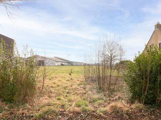 <p>Bouw je droomwoning in Stabroek. Deze <strong>bouwgrond</strong> van 1.098 m² ligt in een rustige, <strong>groene omgeving</strong> en biedt volop mogelijkheden voor wie een eigen woning wil realiseren. Dankzij de ligging in <strong>woongebied met landelijk karakter</strong> heb je verschillende bouwmogelijkheden: vrije keuze van dakvorm, mogelijkheid voor tuinhuis, garage, bijgebouw of zwembad, verharde toegang tot de woning en/of garage toegestaan. Je geniet hier van rust en privacy, terwijl winkels, scholen en <strong>invalswegen</strong> vlot bereikbaar zijn.</p><p>Het perceel maakt deel uit van een bestaande verkaveling en biedt alle nodige voorzieningen.</p><ul><li>Ruim perceel van 1.098 m²</li><li>Rustige en groene ligging</li><li>Diverse bouwmogelijkheden</li></ul>
