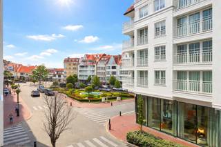 Subliem gelegen appartement tussen de Zeedijk, het Lichttorenplein en het Driehoeksplein, vlakbij de bruisende winkelstraten en vlakbij het strand. Dit ruim appartement beschikt over 2 slaapkamers, 2 badkamers en wordt u gemeubeld aangeboden. <br /><br />Indeling: inkomhal met vestiaire, een zongerichte woonkamer met toegang tot het terras vooraan. Het terras geniet van aangename open zichten over het Driehoeksplein. Verder nog een verzorgde keuken met toestellen, een berging, een aparte douchekamer en 2 slaapkamers waarvan een beschikt over zijn eigen badkamer. Bijkomend nog een terrasje aan de achterzijde.<br /><br />Het appartement wordt gemeubeld verhuurd. Beschikbaar vanaf 01/08/2026.<br />Huurprijs: € 1.150 huur + € 100 syndicuskosten. <br /><br />Bezoeken? Graag op afspraak met Willem Cauwels op 050/89.27.70