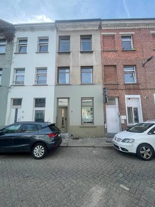 Charmante en karaktervolle rijwoning in het bruisende Borgerhout

Op zoek naar een huis met sfeer, karakter én een verrassend groen uitzicht? 
Deze charmante rijwoning in de Schapenstraat 16 ligt in een rustige straat, vlak naast de chocoladefabriek, Bar Chapel en op wandelafstand van Butchers Coffee en tal van leuke cafés, winkels en hotspots. Een jonge, levendige buurt met een fijne sfeer, terwijl je thuis geniet van rust en privacy.

De woning beschikt over 112 m² woonoppervlakte, verdeeld over drie verdiepingen, met 3 slaapkamers en een extra kelder van 34m2 die ideaal is als stockage.

Op het gelijkvloers bevinden zich de inkomhal, een nieuwe keuken met massief houten fronten, marmer werkblad, fornuis en een eettafel, gezellige zithoek en een recent aangelegd minituintje en een technische berging met ruimte voor wasmachine. De nieuwe terrazzo vloer zorgt voor een stijlvolle, tijdloze uitstraling.

De authentieke traphal bleef behouden en de trap werd afgewerkt in hoogglans antiekgroen – een echte eyecatcher.

Op de tussenverdieping bevindt zich een vernieuwd apart toilet. De eerste verdieping omvat een ruime slaapkamer van ca. 15 m² met twee ramen en een vernieuwde badkamer, met vrijstaand bad, toilet, douche en een authentiek wasmeubel.

Op de tweede verdieping zijn er nog twee slaapkamers van ca. 15 m² en 9 m².

Het dak en de achtergevel werden vorig jaar volledig geïsoleerd en afgewerkt.

Een bijzondere troef is het uitzicht aan de achterzijde: groen en een privé parking, zonder inkijk, waardoor je geniet van een verrassend open gevoel.

Een heerlijk huis voor liefhebbers van romantische sfeer, authentieke details en gezellig stadswonen.

Troeven: 112 m² woonopp. | 3 slaapkamers | volledige kelder | nieuwe keuken | nieuwe terrazzo vloer | aangelegde tuin | vernieuwde badkamer &amp; toilet | authentieke elementen | rustige straat | jonge buurt | groen uitzicht zonder inkijk | EPC 231.

Beschikbaar in overleg.