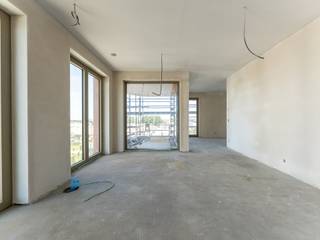 In de nieuwe hippe stadswijk ‘Oosteroever’ stellen wij u graag de residentie ‘Baelskaai 26’ voor. Gelet op de locatie van de site, de historiek die er aan hangt en het enorme potentieel maakt van dit project een uniek gegeven aan de Belgische Kust. Door de gunstige locatie ben je in de directe nabijheid van heel wat noodzakelijke faciliteiten.
Het nieuwbouwproject omvat 29 appartementen, 2 handelspanden en wordt opgetrokken in een duurzame baksteen die volledig geïntegreerd is in zijn omgeving. In deze residentie worden er één-, twee- en drieslaapkamerappartementen aangeboden met een bewoonbare oppervlakte van 74m2 tot 185m2 en met zeer ruime terrassen die variëren van 11m2 tot 55m2.
In dit project bieden wij appartementen met frontaal zicht op het visserijdok en zijdelings zeezicht, zicht op de skyline van Oostende of op het Central Park@Sea. Bovendien wordt ieder appartement voorzien van een hoogwaardige afwerking met volledige uitgeruste keuken en badkamer(s). De appartementen worden verkocht op plan en zijn dus nog aanpasbaar qua indeling en afwerking.
Ontdek het masterplan en de verschillende beschikbare appartementen nu! Contacteer ons voor een afspraak of meer informatie op 050 70 81 74 of op hello@keyimmo.be.