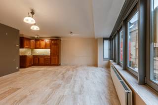 <p>1-slaapkamerappartement met veel lichtinval en toplocatie in Wetteren<br /><br />EPC: B</p>
<p>In het centrum van Wetteren, op wandelafstand van winkels, horeca en openbaar vervoer, bevindt zich dit aangename 1-slaapkamerappartement.<br /><br />We betreden het appartement in een praktische inkomhal met apart toilet. Daarna bevinden we ons in de lichtrijke leefruimte met grote raampartijen die een open en luchtig gevoel creëren, terwijl de open keuken in warme houttinten volledig is uitgerust en mooi aansluit bij de leefruimte. De vloer in natuursteentegel versterkt het gevoel van ruimte en licht. <br /><br />Verder is er een ruime slaapkamer en een verzorgde badkamer met douche. Ook is er extra bergruimte is aanwezig in de kelderberging.</p>
<p>Met zijn EPC-label B biedt dit appartement een energiezuinige woonoplossing op een toplocatie in Wetteren. Ideaal voor wie comfortabel en centraal wil wonen, of als interessante investering! <br /><br />Interesse? Plan snel uw bezoek in bij Laura via 0473 41 35 62 of mail naar info@vicusvastgoed.be</p>