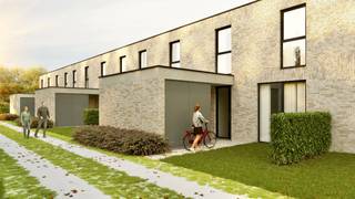 Welkom bij het Edward Poppe Woonpark, een uniek nieuwbouwproject in Sint-Laureins. Dit woonproject, gelegen op de terreinen van het voormalige Edward Poppe Instituut aan de Rommelsweg, biedt een harmonieuze combinatie van moderne architectuur en historische charme. Het project is ontworpen met oog voor detail en duurzaamheid.
Het Edward Poppe Instituut, gebouwd in 1962, diende jarenlang als een vertrouwde brug tussen de basisschool in Sint-Laureins en de grotere secundaire scholen in Eeklo, Maldegem en Gent. Het gebouw, bekend om zijn modernistische stijl en familiaire sfeer, is een herkenningspunt in de regio en biedt een prachtige basis voor dit nieuwe woonproject.
Het Edward Poppe Woonpark streeft naar een energie-neutraal karakter. Geen gebruik van fossiele brandstoffen, maar wel van warmtepompen en zonnepanelen, duurzame materialen en hergebruik en renovatie van bestaande structuren. De circulatie van auto's is slim ontworpen aan de buitengrenzen van het perceel, waardoor de kern van het project een groene oase blijft.
De indeling is als volgt: een inkomhal met gastentoilet, een lichtrijke leefruimte met een prachtig uitzicht op de privatieve tuin met terras en de gemeenschappelijke tuin, een open keuken voorzien van alle hedendaagse comfort met voldoende opbergruimte, een berging en een wasplaats.
U beschikt over een privatieve tuin met terras en uitzicht op de gemeenschappelijke tuin.
Op de eerste verdieping bevinden zich 4 slaapkamers, een badkamer en de technische ruimte. De privatieve fietsenberging/berging is gelegen nabij de voordeur en u beschikt over een privatieve autostaanplaats.
Alle leefruimtes kijken uit op een centraal groen park, dat dienst doet als ontmoetingsplaats voor jong en oud. Het park, met zijn glooiende reliëf, draagt bij aan een natuurlijke speelomgeving en fungeert tevens als wadi.
De woning is volledig geschilderd en instap klaar.
Wonen in Sint-Laureins biedt tal van voordelen. De gemeente staat bekend om haar uitstekende leefkwaliteit, met een sterke focus op natuur, rust en veiligheid. Daarnaast zijn er uitgebreide voorzieningen voor sport, cultuur en recreatie. De nabijheid van stedelijke centra zoals Eeklo, Maldegem en Gent zorgt ervoor dat stedelijke voorzieningen altijd binnen handbereik zijn.
Ontdek de perfecte balans tussen historisch erfgoed en modern wooncomfort in het Edward Poppe Woonpark. Wenst u een bezoek aan de woning? Maak uw afspraak via www.vastgoedunicum.be of mail naar verhuur@vastgoedunicum.be.