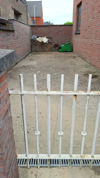 Deze woning is gelegen in een rustige woonbuurt in de rand van het stadscentrum; supermarkt en station op wandelafstand.<br />De woning heeft enkele sterke troeven: ze is bijzonder ruim met zo'n 240 m² aan woonruimte, degelijk gebouwd en biedt een mooie basis voor iemand die naar eigen smaak wil vernieuwen.<br /><br />INDELING: <br />x grote woonkamer/salon aan de voorzijde; <br />x dubbele deur naar de aanpalende eetkamer; <br />x keukenruimte, niet ingericht; <br />x zij-ingang met kleine hal; <br />x 2 mooie kamers, voorheen burelen; <br />x badkamer, niet ingericht; <br />x tussenhal met trap.<br /><br />Verdieping: <br />x 3 slaapkamers; <br />x nachthal met vaste trap naar de zolder; <br />x vaste trap naar een grote zolder; het dak werd recent geïsoleerd.<br /><br />Verder heeft de woning een kelder met bergruimte en CV-installatie.<br /><br />Naast en achter de woning is volledig verhard met klinkers en wordt gebruikt als terras.<br /><br />INTERESSE? Maak dan telefonisch een afspraak voor bezichtiging op het nummer 012 23 00 23 of mail uw vragen aan roland@immo-leroi.be.