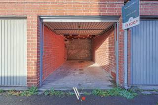 Garage te koop in centrum Izegem! We vinden deze garage onder residentie Marie-Louis en deze is bereikbaar vanaf de Roeselaarsestraat...