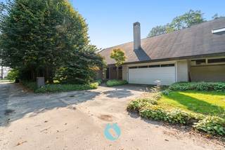 In de rustige <strong>groene rand </strong>van Gent vindt u deze magnifieke, ruime villa terug op een perceel van 1.947m².<br />Uitstekende ligging vlakbij het dorpscentrum van Baarle (Drongen), lokale handelszaken, scholen en een directe verbinding met de E40/E17/R4.<br />Extra natuurlijke geluidsbuffer tussen de woning en de autostrade.<br /><br />De woning kenmerkt zich door zijn <strong>mooie, open ruimtes</strong> met zicht op de achtergelegen groenzone.<br />Dankzij de grote ruimtes en mooie bewoonbare oppervlakte is dit een ideale gezinswoning!<br />Ondanks de voorziene dakisolatie (14cm) en de 24 zonnepanelen is er wel een renovatieplicht van toepassing (label E).<br /><br /><u><strong>Indeling:</strong></u><br />Ruime inkom, toilet, riante leefruimte (68m²) met houtkachel, ingerichte leefkeuken (27m²) en grote veranda met zicht op de prachtige, volwassen tuin.<br />Verder vindt u op het gelijkvloers nog een wasplaats, douchekamer, berging, kelder en ruime dubbele garage.<br /><br />Het eerste verdiep telt <strong>vier volwaardige slaapkamers</strong> en een badkamer met toilet, ligbad en dubbele lavabo. Zolder aanwezig.<br />Alle slaapkamers hebben toegang tot een ruim terras met zicht op de groene omgeving.<br /><br />Achteraan de woning geniet u volop van de magnifieke tuin. Kinderen en/of kleinkinderen kunnen zich hier volop uitleven.<br />Voldoende parkeergelegenheid vooraan de woning.<br /><br />Interesse in deze unieke opportuniteit?<br />Bel nu naar het nummer 0498/45.30.15 of mail naar kurt@vastgoeddevos.be .