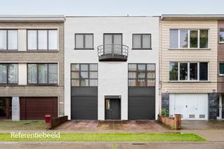 <strong>Riante woning met zonnige tuin gelegen in de gegeerde Oosterveldwijk te Wilrijk. De woning is voorzien van een polyvalente praktijkruimte/bureau/hobbyruimte op de gelijkvloerse verdieping welke diverse mogelijkheden biedt naar invulling voor privé of in combinatie met een professionele activiteit, kangoeroewonen. Zeer centraal gelegen nabij scholen, winkels, ziekenhuizen, supermarkten, openbaar vervoer, belangrijke in- en uitvalswegen. </strong><br /><br /><span><strong>INDELING:</strong></span> <br />Op het gelijkvloers bevinden zich vooraan 2 inpandige garages met automatische poort (ca. 3m x 6,5m en 3m x 6,2m) met technische ruimte en een oprit voor meerdere wagens. <br />Via de inkomhal, voorzien van kasten, heeft u toegang tot de polyvalente ruimte / praktijkgedeelte (ca. 8,24m x 5,3m) welke diverse mogelijkheden biedt naar invulling voor privé of in combinatie met een professionele activiteit, kangoeroewonen. Deze ruimte is tevens voorzien van een aparte ruimte ca. 3,1m x 3,4m en een douchekamer van ca. 1,62m x 2,02m voorzien van douche, toilet en een enkel lavabo in een meubel. <br /><br />De trap geeft u toegang tot de<em> eerste verdieping</em>: de HAL is voorzien van een apart gastentoilet. De L-vormige woonkamer is opgedeeld in een ZITKAMER ca. 4,m x 8,24m en een EETKAMER ca. 3,07m x 3,34m. De woonkamer is uitgerust met airco. Vanuit de eetkamer heeft u toegang tot de ingerichte KEUKEN. De keuken is voorzien van opbergkasten en is uitgerust met o.a. oven, gasvuur, dampkap, afwasmachine, dubbele spoelbak en een ontbijthoek. Aansluitend heeft u het terras op de eerste verdieping welke toegang geeft tot de tuin.<br />Verder bevindt zich op de eerste verdieping een SLAAPKAMER ca. 2,8m x 3,71m en een ingerichte BADKAMER ca. 1,8m x 3,2m met dubbele lavabo, ligbad en een douche. <br /><br />De <em>tweede verdieping</em> is opgesplitst in twee ruimtes (volgens plan en vergunning 2 studio's of 2 één-slaaplamer appartement) . De eerste ruimte beschikt over een SLAAPKAMER ca. 30m² en een uitgeruste BADKAMER ca. 2,3m x 2,5m voorzien van lavabo, douche en toilet. Er is tevens nog een extra SLAAPKAMER/BUREAURUIMTE aanwezig van ca. 3,24m x 2,8m.<br />de nachthal geeft u toegang tot de tweede ruimte achteraan welke is uitgerust met twee SLAAPKAMERS ca.10m² en 27,9m² en een ingerichte BADKAMER ca. 2,3m x 2,5m die voorzien is van douche, lavabo en een toilet.<br /><br />Verder kan u heerlijk genieten van de zonnige zuidgerichte tuin.<br /><br /><span><strong>BIJZONDERHEDEN: </strong></span><br />* Riante woning met zuidgerichte tuin gelegen op uitstekende locatie te Oosterveldwijk nabij Pulhofwijk. <br />* Gelijkvloerse verdieping kan polyvalent ingericht worden als woonst, praktijk, bureau, hobbyruimte, kangoeroewonen<br />* Extra slaapkamers zijn mogelijk <br />* 2 inpandige garages, oprit voor meerdere wagens<br />* Bouwjaar 1994/1995, elektrische rolluiken, alarm, videofoon, airco<br />* Volgens plan gekend als een appartementsgebouw / building