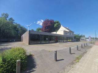 Het bedrijfsgebouw bestaande uit een atelier met showroom met een oppervlakte van ca. 750m² gebouwd op een perceel met een oppervlakte van 3.034m².<br />Toplocatie in industriegebied langsheen een belangrijke invalsweg richting Herentals en vlakbij de fly-over van Geel.
