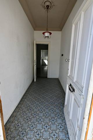 Karaktervolle woning met grote tuin ! <br /><br />Indeling : Inkomhal , woonkamer , keuken , badkamer , garage / berging met zoldering , kelder .<br />Verdiep : 3 slaapkamers . <br />De ruimte boven de garage kan eventueel omgevormd worden naar extra slaapkamer.<br /><br />Diepe tuin ! <br />Dak vernieuwd !<br />Ramen vernieuwd ! <br /><br />Renovatieverplichting <br /><br /> 