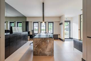 <strong>ENKEL BEZOEK MOGELIJK DOOR ONDERSTAANDE LINK VOLLEDIG EN CORRECT IN TE VULLEN: </strong><br />https://mijnhuurprofiel.be/property/3dfd1490-c4c2-4263-844d-f1d1b64fd05b<br /><br />Ontdek dit uitzonderlijke handelspand gelegen aan één van de meest prestigieuze lanen van Sint-Niklaas. Deze toplocatie biedt een unieke combinatie van zichtbaarheid, bereikbaarheid en uitstraling, ideaal voor ondernemers die op zoek zijn naar een commerciële ruimte met klasse.<br /><br />Indeling:<br />GLV: bij het binnenkomen van het handelspand wordt u ontvangen in een stijlvolle receptieruimte (26m²), met aan de linkerzijde een wachtruimte of afzonderlijk bureau (8m²), ideaal voor eerste contacten. Wanneer u verder doorloopt, bereikt u een volwaardige vergaderzaal (19m²), perfect voor formele besprekingen. Aansluitend bevindt zich een zeer lichtrijke open ruimte (49m²), uitermate geschikt om meerdere werkplekken of bureaus te installeren. Tot slot is er een volledig uitgeruste keuken (12m²) met alle nodige toestellen, en een aparte toiletruimte (3m²), wat het comfort voor personeel en bezoekers compleet maakt.<br /><br />Beschikbaar: overeen te komen.<br />Onroerende voorheffing ten laste van de huurder. <br /><br />Wacht niet langer om uw zaak een thuis te geven op deze unieke locatie.<br />Contacteer ons vandaag nog voor een bezichtiging en laat u overtuigen door de uitstraling en mogelijkheden van dit prachtige handelspand.