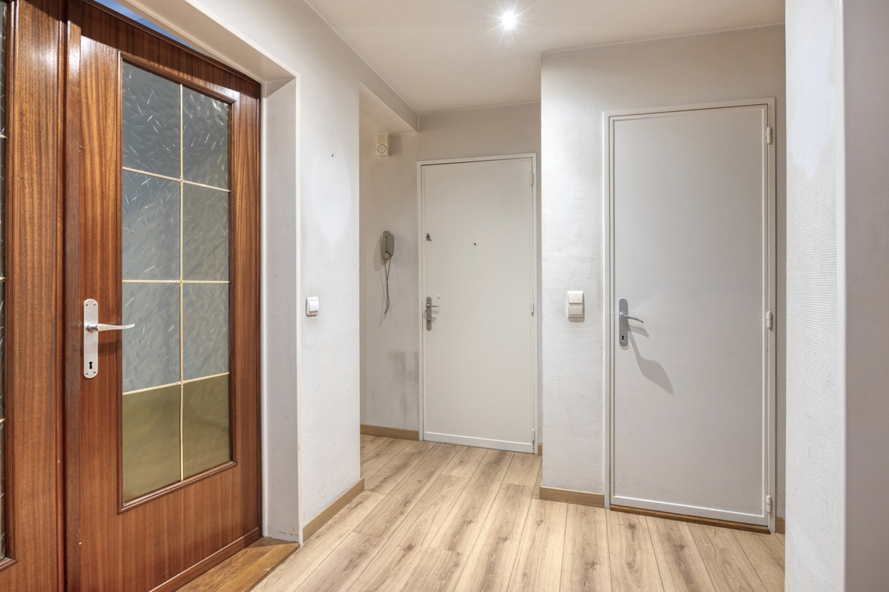 Ruim en lichtrijk appartement met 2 slaapkamers. - foto 2