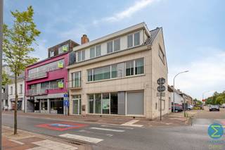 <p><strong>Handelsruimte met kantoren en ruime opslag in centrum Arendonk</strong></p>
<p>Op een uitstekende zichtlocatie in het centrum van Arendonk bevindt zich dit veelzijdige handelsgebouw met tal van mogelijkheden voor zelfstandigen, dienstverleners, handelszaken of bedrijven die nood hebben aan een combinatie van commerciële ruimte, kantoren en opslag.</p>
<p>De gelijkvloerse verdieping beschikt over een ruime onthaal- en handelsruimte die perfect ingericht kan worden als winkel, showroom, kantoor of klantenontvangst. Daarnaast zijn er verschillende afzonderlijke ruimtes aanwezig die kunnen dienen als kantoor, vergaderruimte of personeelsruimte. Dankzij de deels lichte binnenwanden kan de huidige indeling eenvoudig aangepast worden aan de wensen van de nieuwe eigenaar.</p>
<p>Op de eerste verdieping bevinden zich meerdere afzonderlijke kantoorruimtes die ideaal zijn voor administratie, werkplekken of extra commerciële doeleinden. De tweede verdieping omvat een kitchenette met eetruimte, een toilet, een berging en een bijkomende kantoorruimte.</p>
<p>Een absolute meerwaarde vormt de ruime kelderverdieping, bestaande uit verschillende praktische opslagruimtes en technische lokalen. Hierdoor leent het pand zich uitstekend voor ondernemingen die nood hebben aan een aanzienlijke stockageruimte op dezelfde locatie als hun handels- of kantooractiviteiten.</p>
<p>Naast het gebouw zijn drie parkeerplaatsen beschikbaar. Bovendien geniet het pand van een commerciële ligging met uitstekende zichtbaarheid en een vlotte verbinding naar de E34.</p>
<p><strong>Troeven</strong></p>
<p>✔ Handelsruimte op centrale locatie<br />✔ Grote opslagcapaciteit dankzij de volledige kelderverdieping<br />✔ Diverse kantoor- en werkruimtes aanwezig<br />✔ Flexibele indeling met verschillende gebruiksmogelijkheden<br />✔ Goede zichtbaarheid en commerciële uitstraling<br />✔ Parkeergelegenheid naast het gebouw<br />✔ Vlotte verbinding richting E34 en omliggende gemeenten</p>
<p><strong>Ideaal voor ondernemers die op zoek zijn naar een combinatie van commerciële ruimte, kantoren en uitgebreide opslagmogelijkheden op een strategische locatie in het centrum van Arendonk.</strong></p>