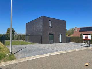 <p><span>Moderne energiezuinige woning in rustige, groene omgeving nabij centrum Borgloon</span><span><br /><br /></span><span>In een rustige en residentiële wijk, omgeven door groen en toch op korte afstand van het centrum, <br />bevindt zich deze recente, instapklare woning (bouwjaar 2020). <br /><br />Er is vloerverwarming voorzien en er zijn 18 zonnepanelen.<br /><br />Bij het betreden van de woning valt meteen de overvloedige natuurlijke lichtinval op, dankzij de <br />grote raampartijen die zorgen voor een aangename en open leefomgeving. De ruime leefruimte met <br />open keuken vormt het hart van de woning en biedt een ideale plek voor zowel dagelijks wonen als <br />het ontvangen van gasten. Aansluitend bevindt zich een praktische en ruime berging met aparte <br />ingang, hetgeen extra comfort biedt.<br /><br />Op de eerste verdieping beschikt de woning over drie volwaardige slaapkamers, aangevuld met een <br />aparte dressingruimte. De uitzonderlijk ruime badkamer straalt luxe uit en is uitgerust met een inloop-<br />douche, toilet en dubbele lavabo. <br /><br />Er is een regenwaterput van 5000 liter, aangesloten op toiletten en buitenkraan .<br /><br />Buiten geniet u van een volledig omheinde tuin met een ruime tuinberging, ideaal voor extra opslag of <br />hobbyruimte. De woning beschikt bovendien over een carport en voldoende parkeergelegenheid op <br />eigen terrein.<br /></span><span><br />Algemene informatie:</span><span><br />Huurprijs: 1350 euro/maand<br />Algemene onkosten: NVT<br />Vrij vanaf: onmiddellijk<br />EPC-waarde: 32 kWh/m² <br />Huisdieren: </span><span>enkel toegelaten mits voorafgaande schriftelijke toestemming van de verhuurder</span><span> </span><span><br /><br /></span></p>