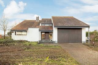 <p>In een rustige en groene omgeving te Langdorp bevindt zich deze ruime, volledig te renoveren woning.</p>
<p>Bij het betreden van de woning kom je de inkomhal met bourgondische natuursteen, voorzien van een vestiaire en een aansluitend gastentoilet met lavabo en douche.</p>
<p>De ruime woonkamer (36m²) op bourgondische natuursteen, geniet van veel lichtinval en biedt via twee schuifdeuren toegang tot het terras. Vanuit de veranda bereik je opnieuw het terras en de tuin. De verhoogde zithoek (22m²) met inbouwcassette op hout en vide zorgt voor extra gezelligheid.</p>
<p>De ingerichte keuken beschikt over een praktische ontbijthoek en is uitgerust met een dubbele spoelbak, vaatwasser, vitrokeramische kookplaat, dampkap, koelkast en oven. Ook hier is er een rechtstreekse toegang tot het terras.</p>
<p>Aansluitend bevindt zich de wasplaats/bijkeuken met ingemaakte kasten, dubbele lavabo, gasfornuis, dampkap en aansluitingen voor wasmachine en droogkast. Vanuit de hal met ingemaakte kasten heb je toegang tot de kelder (142m²). De woning is volledig onderkelderd, wat zorgt voor extra opslagruimte.</p>
<p>Verder beschikt het gelijkvloers over een ruime garage (39m²) met twee manuele kantelpoorten.</p>
<p>Op de verdieping bevindt zich de nachthal met vasttapijt, die toegang geeft tot vier slaapkamers, een bureel en de badkamer.<br />Het bureel (8m²) is afgewerkt met novilon en beschikt over een schuifdeur naar een terras (7m²).</p>
<p>De hoofdslaapkamer (13m²) heeft een aansluitende dressing en toegang tot het terras. Via de dressing bereik je de badkamer, die uitgerust is met een ligbad, dubbele lavabo in meubel, toilet, bidet en handdoekdroger.<br />Slaapkamer 2 (10m²) is afgewerkt met novilon, slaapkamers 3 (14m²) en 4 (18m²) met tapisplein.</p>
<p>Daarnaast is er een ruime bergzolder.</p>
<p>De woning beschikt over een gedeeltelijk omheinde Zuid-West georiënteerde tuin met een gemetste tuinberging en een terras van ca. 28 m².</p>
<p>Deze woning is gelegen in het landelijke en groene Langdorp, een deelgemeente van Aarschot, bekend om haar rustige woonomgeving en mooie natuur. In de nabije omgeving vind je wandel- en fietsroutes, het natuurgebied Demerbroeken en tal van recreatiemogelijkheden.</p>
<p>Tegelijk geniet je van een vlotte bereikbaarheid naar Aarschot, Leuven en omliggende gemeenten. Scholen, winkels, openbaar vervoer en andere voorzieningen bevinden zich op korte afstand, waardoor deze locatie zowel rustig als praktisch is.<br /><br /><span>Gebouwen met een energielabel “E” of “F” zullen verplicht binnen de 6 jaar energetisch gerenoveerd moeten worden, minstens tot een energielabel “D”. Bij dit pand zal de renovatieplicht dus van toepassing zijn.</span><br /><br /></p>