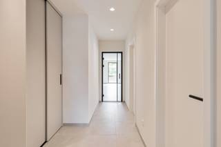 Stijlvol nieuwbouwappartement te huur in Tongerlo!<br /><br />In de Meulemanslaan 17 te Tongerlo bevindt zich dit kleinschalige nieuwbouwproject met slechts vijf appartementen, rustig gelegen met mooi zicht op het park.<br /><br />Het appartement combineert comfort en energiezuinigheid en beschikt over een lichtrijke leefruimte met open, volledig ingerichte keuken, slaapkamers, moderne badkamer, berging en apart toilet.<br /><br />Vanuit de leefruimte heb je toegang tot een ruim terras waar je in alle rust kan genieten van het groene uitzicht.<br /><br />Extra troeven zijn de privatieve berging en autostaanplaats.<br /><br />Kortom, een kwalitatief afgewerkt en instapklaar nieuwbouwappartement op een rustige ligging in Tongerlo.<br /><br />Vaste kosten: 150 euro: O<span>nderhoud tuin, gemene delen, elektriciteit en water gemene delen,…</span><br /><br />Bel ons op 014/95.37.50 of mail naar secretariaat@degroot-celen.be