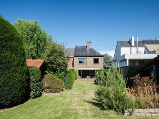 <p><span>SINT-AMANDSBERG - Halfopen woning met 4 slaapkamers en ruime tuin</span></p><p><span> </span></p><p><span>Bent u op zoek naar een ruime gezinswoning met veel licht, een grote tuin en tal van mogelijkheden om naar eigen smaak in te richten? Dan is deze halfopen woning in de Johannes Hartmannlaan 28 te Sint-Amandsberg zeker het ontdekken waard. </span></p><p><span>De woning is rustig gelegen in een residentiële woonomgeving in Sint-Amandsberg, op een boogscheut van de Rozebroeken. Scholen en winkels bevinden zich op wandelafstand en het Centrum van Gent is vlot bereikbaar met de fiets. </span></p><p><span> </span></p><p><span>De belangrijkste troeven in een notendop: </span></p><ul><li><span>4 slaapkamers</span></li><li><span>Veel natuurlijke lichtinval</span></li><li><span>Ruime, zuidwestgerichte tuin</span></li><li><span>Grote afzonderlijke garage</span></li><li><span>Kelder en opbergzolder</span></li><li><span>Rustige ligging vlakbij Gent </span></li></ul><p><span> </span></p><p><span>De indeling gaat als volgt: </span></p><p><span>Bij het binnenkomen geeft de inkomhal met afzonderlijk gastentoilet toegang tot de verschillende ruimtes op het gelijkvloers. De eet- en leefruimte vormt het hart van de woning en geniet van een prachtig uitzicht op de tuin. Aansluitend bevindt zich de keuken. </span></p><p><span>Vanuit de inkomhal is ook de kelder bereikbaar. </span></p><p><span> </span></p><p><span>Op de eerste verdieping bevinden zich vier slaapkamers. De badkamer, uitgerust met douche in bad en dubbele lavabo, is zowel toegankelijk vanuit de nachthal als rechtstreeks vanuit de master bedroom. Daarnaast is er een afzonderlijk toilet. </span></p><p><span>Voor extra bergruimte is er een zolder, bereikbaar via uitschuifbare trap. </span></p><p><span> </span></p><p><span>Achteraan bevindt zich de ruime, zuidwestgerichte tuin, die dankzij haar oppervlakte en oriëntatie een mooie troef vormt. </span></p><p><span>Daarnaast beschikt de woning over een ruime, afzonderlijke grage met plaats voor een wagen, fietsen en extra bergruimte. </span></p><p><span> </span></p><p><span>De woning vraagt enige opfrissing, maar biedt dankzij haar ruime indeling, mooie lichtinval en aangename tuin heel wat mogelijkheden om er een fijne thuis van te maken, volledig naar eigen smaak. </span></p><p><span> </span></p><p><span>Belangrijk: </span></p><p><span>EPC: C (206 kWh/ m² jaar) </span></p><p><span>Richtprijs: € 495.000</span></p><p><span> </span></p><p><span>Interesse? Contacteer Axel Lenaerts Destelbergen via <span>destelbergen@axellenaerts.be</span></span><span> of 09/219.08.77 voor meer informatie of een bezoek. </span></p><p><span> </span></p>