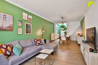 <p><span>Wandel of fiets door de Gallifortlei met zijn vele buurtwinkels en restaurantjes en je ervaart een echt dorpsgevoel. Voorzieningen zoals openbaar vervoer en scholen bevinden zich op wandelafstand. Ook het mooie Rivierenhof ligt vlakbij.</span></p><p><span>In deze gezellige straat vinden we op huisnummer 180 een charmante pand uit 1932 dat werd opgedeeld in 2 appartementen. Ben jij op zoek naar een instapklare benedenverdieping? Dan is dit appartement iets voor jou!</span></p><p><span>Als kers op de taart is er nog een buitenruimte klein maar fijn! De basisakte voorziet de mogelijkheid om nog een dakterras te realiseren.</span></p><p><span> </span></p><p><span>Het appartement kreeg de voorbije jaren meerdere updates; zo werd het plat dak 10 jaar geleden vernieuwd en voorzien van 10 cm isolatie, de keuken (ixina) en de koepels werden vernieuwd in 2020 en de badkamer kreeg in 2023 een stijlvolle make-over.</span></p><p><span>In datzelfde jaar werd er airco voorzien in de slaapkamer. Het appartement heeft een gunstig epc C-label en de elektriciteit is conform tot 2047.</span></p><p><span>De 2de kamer met lichtkoepel doet momenteel dienst als logeerkamer maar kan ook dienen als babykamer, bureau of hobbykamer.</span></p><p><span>Tot slot is er nog een handige kelder met heel wat opbergruimte. De tellers zijn allemaal apart, er zijn dus geen gemeenschappelijke kosten; nog een pluspunt!</span></p><p><span> </span></p><p><span>Graag som ik de troeven nog even voor je op:</span></p><p><span>- fijne buurt</span></p><p><span>- instapklaar appartement</span></p><p><span>- 1 à 2 slaapkamers</span></p><p><span>- geen gemeenschappelijke kosten</span></p><p><span>- stadskoertje</span></p><p><span> </span></p><p><span>Nuttige informatie:</span></p><p><span>- EPC 212 kWh / (m² jaar)</span></p><p><span>- Asbestveilig</span></p><p><span>- P-score D en G-score D</span></p><p><span>- Beschikbaar uiterlijk half november 2026</span></p><p><span> </span></p><p><span>Oppervlakte volgens meting EPC</span></p><p><span> </span></p><p><span>Voor een bezoek ter plaatse kan u ons contacteren op het nummer 03 449 42 41 of mail ons via hallo@habicom.be.</span></p><p><span>Benieuwd naar de waarde van jouw woning?  Check het gratis op <span>www.watismijnhuiswaard.be</span></span></p><p><span> </span></p><p><span><br /> </span></p>