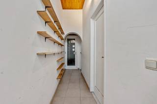 Deze leuke woning leent zich uitstekend voor eigen bewoning, maar kan evengoed dienen voor verhuur, al dan niet als co-housing, of voor studerende kinderen.<br /><br />Bestaande uit een inkomhal, een leefruimte met een zit- en een eetplaats, een keuken met een eetplaats en een schuifraam naar het terras, een slaapkamer en een apart toilet op het gelijkvloers. Op de eerste verdieping zijn een ruime slaapkamer, een badkamer en een nachthal met een apart toilet voorzien. De tweede verdieping bestaat uit nogmaals 2 slaapkamers en een traphal. De woning is bovendien onderkelderd met een praktische en droge bergkelder.<br /><br />In 2023 werd het hoofddak geïsoleerd met 12cm isolatie en werden de platte daken vernieuwd en geïsoleerd met 12cm isolatie.<br /><br />EPC 340kWh(D-label)! Elektriciteit conform! Niet-overstromingsgevoelig!<br /><br />Indien u deze leuke woning graag bezoekt dan kan u mij steeds bereiken via arnaut@immojanstas.be of op 0495292080.<br /><br />Bijkomende info (EPC, bodemattest, elektriciteitsattest, enz...) kan U hier downloaden ↓