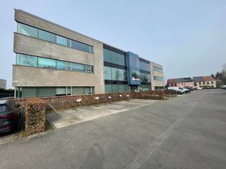 Deze uitstekend gelegen kantoorruimte van 570 m², met uitbreidingsmogelijkheden, is beschikbaar voor verhuur en biedt zicht op de E40 in Melle...