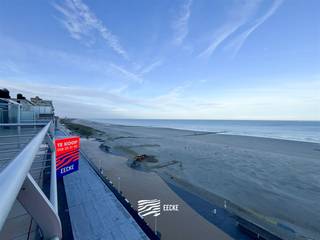 <p><span>Appartement lumineux sur les toits avec chambre</span></p>