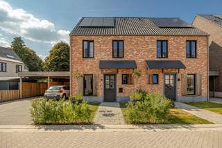 <p><strong>Zeer recente en energiezuinige woning met 4 slaapkamers en carport gelegen in een zeer rustige residentiële wijk nabij het centrum van Weelde! EPC label A 19 kWh/m², elektriciteit conform en asbestvrij!<br /></strong><br /><strong>Ligging</strong>: zeer rustig maar centraal gelegen nabij de invalsweg tussen Weelde en Poppel, zeer vlotte verbinding naar Nederland plus alle nodige faciliteiten zoals winkels, scholen, openbaar vervoer, ... <br /><br /><strong>Indeling</strong>: +0: inkomhal met gastentoilet – leefruimte – open keuken – berging. +1: drie slaapkamers – apart toilet – badkamer. +2: slaapkamer en berging. <br /><br /><strong>Omschrijving</strong>: deze instapklare woning, gebouwd in 2022, combineert moderne afwerking met energiezuinig wonen in een bijzonder rustige en aangename omgeving. Dankzij de BEN-norm (bijna-energieneutraal) zorgt de combinatie van de warmtepomp en zonnepanelen voor een laag energieverbruik en een duurzaam comfortniveau.</p>
<p>Op het gelijkvloers kom je binnen via een inkomhal met gastentoilet. De leefruimte is lichtrijk en met een open keuken die volledig werd uitgerust met moderne toestellen zoals een vaatwasser, elektrisch vuur met dampkap, combi-oven, anderhalve spoelbak en ingebouwde koelkast. Aansluitend vind je een grote berging van ongeveer 6 m², ideaal voor bijvoorbeeld was- en voorraadruimte.</p>
<p>Op de eerste verdieping bevinden zich drie volwaardige slaapkamers, een apart toilet en een comfortabele badkamer met zowel een ligbad als een aparte douche, aangevuld met een praktisch lavabomeubel en handdoekdroger.</p>
<p>De tweede verdieping is te bereiken met een vaste trap en biedt ruimte voor de vierde slaapkamer en een ruime berging.</p>
<p>Achteraan de woning komen we in de zonnige en onderhoudsvriendelijke tuin. De auto kan u kwijt onder de voorziene carport, deze is ruim genoeg om nog plaats te bieden voor andere zaken zoals bijvoorbeeld fietsen, vuilbakken, …<br /><br /><strong>Bijzondere informatieplicht</strong>: in aanvraag.</p>
