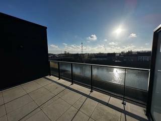  * Nieuwbouw met moderne uitstraling * Zeer ruime leefruimte met veel lichtinval * Vier terrassen rond het appartement * Mooie ligging aan het water...