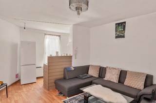 <strong>Investeringspand met onmiddellijke huuropbrengst in Antwerpen</strong><br /><br />Gelegen aan de Maatsweg 14 bevindt zich deze interessante opbrengsteigendom bestaande uit drie verhuurde appartementen. Dankzij de gunstige ligging nabij belangrijke invalswegen, openbaar vervoer, scholen, winkels en groene zones geniet het pand van een uitstekende bereikbaarheid en een blijvende aantrekkingskracht op huurders.<br /><br />Het gebouw omvat drie afzonderlijke wooneenheden, elk voorzien van een leefruimte, keuken, badkamer met douche en toilet, en één slaapkamer. Alle appartementen zijn momenteel verhuurd, wat zorgt voor een onmiddellijke en stabiele huuropbrengst. Daarnaast beschikt iedere wooneenheid over een eigen elektriciteits-, gas- en watermeter, wat een efficiënt en transparant beheer mogelijk maakt. De elektrische installaties zijn conform de geldende regelgeving.<br /><br /><strong>Bijzonderheden:</strong><br />- Alle appartementen zijn verhuurd<br />- Totale maandelijkse huuropbrengst: € 1.553,94<br />- Individuele elektriciteits-, gas- en watermeters<br />- Elektrische installaties conform<br /><br />EPC-scores:<br />- Gelijkvloers: EPC-label D <br />- 1e verdieping: EPC-label C <br />- 2e verdieping: EPC-label D <br /><br />Een ideale opportuniteit voor investeerders die op zoek zijn naar een vastgoedbelegging met directe huurinkomsten op een goed bereikbare locatie in Antwerpen.