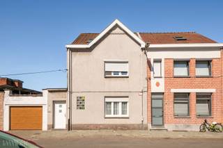 Gelegen in een rustige, residentiële straat met een aangename woonomgeving, combineert deze locatie een vlotte bereikbaarheid met de nabijheid van alle dagelijkse voorzieningen. Scholen, winkels en openbaar vervoer bevinden zich op korte afstand, wat zorgt voor een praktische en comfortabele woonervaring.<br /><br /><strong>Indeling:</strong><br />Via de inkomhal betreden we deze charmante gezinswoning, met toegang tot de veranda en de stadstuin met praktische berging. De lichtrijke leefruimte met authentiek blokjesparket vormt het hart van de woning en geeft via een vaste trap toegang tot de verdieping. Aansluitend bevindt zich de ingerichte keuken met directe connectie naar de eetruimte.<br />Op het gelijkvloers vinden we verder een badkamer met ligbad en lavabo, alsook een apart gastentoilet.<br /><br />De <u>eerste verdieping</u> telt drie volwaardige slaapkamers. De zolder, bereikbaar via een uitschuifbare trap en voorzien van een Veluxraam, biedt extra bergruimte of potentieel.<br /><br />De combinatie van een praktische indeling,  extra uitbreidingsmogelijkheden en de centrale, kindvriendelijke ligging maakt dit de ideale woning voor gezinnen. Contacteer ons voor een bezoek ter plaatse.<br /><br />Troeven van dit pand: <br />Zolder met uitbreidingsmogelijkheden. <br />Centrale locatie. <br />3 ruime slaapkamers. 