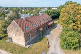 Kangeroewoning op toplocatie nabij natuurgebied Wolfsputten, CC Westrand en centrum Dilbeek.<br /><br />Deze hoeve daterende uit begin 19de eeuw en staat op een leuk perceel in de nabijheid van centrum Dilbeek.<br /><br />Het landhuis werd ingericht met aan de linkerzijde een gezinswoning omvattende een leefruimte (aparte salon en mooie eetplaats), geinstalleerde keuken, gelijkvloers bureel/kamer en één gelijkvloerse douchekamer. De verdieping is ingericht met een tweede, verzorgde badkamer en drie ruime slaapkamers. In dit deel van de tweewoonst is ook een mooie, authentieke kelder en praktische garage/bergruimte terug te vinden.<br /><br />Dit deel van de eigendom is voorzien van enkele beglazing in houten raamkozijnen.<br /><br />Het rechtergedeelte van de eigendom bestaat uit een groot, gelijkvloers bureel, hall met wasplaats en berging. Langs de hall is toegang tot een ruim, ingericht appartement met grote open leefruimte en geinstalleerde keuken, twee ruime slaapkamers, bergplaats/bureel en praktische badkamer met douche in het ligbad.<br /><br />Het rechterdeel van de eigendom is op de verdieping voorzien van recente veluxramen en werd uitgebreid gerenoveerd door de jaren heen.<br /><br />Beide delen worden verwarmd met een eigen condenserende verwarmingsketel op aardgas (Junckers).<br /><br />Het is de koper mogelijk om de aandelen van de vennootschap waar deze eigendom enig deel van uit maakt over te nemen.<br /><br />EPC rechts 386 kWh/m² jaar - klasse D<br />EPC links 591 kWh/m² jaar - klasse F