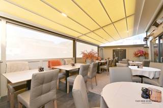 Commercieel pand, thans horecazaak, bestaande uit een gelijkvloers niveau (met terras), een praktische kelderverdieping én drie garages.<br />De residentie wordt vervolledigd met twee appartementen (één op de eerste en één op de tweede verdieping), welke desgewenst mee aangekocht kunnen worden. Ideaal voor een investeerder.<br />Vrij bij akte (eveneens vrij van brouwer).<br /><br />De onderste verdieping beschikt over een zaal van meer dan 65 m², keuken en berging, en tot slot de sanitaire cellen.<br />De handelszaak (het gelijkvloers) beschikt over meer dan 130 m² (naast het terras, binnenkoer, ...). <br />De inboedel van de horecazaak (toebehorende aan de huidige uitbater) kan desgewenst mee overgenomen worden.