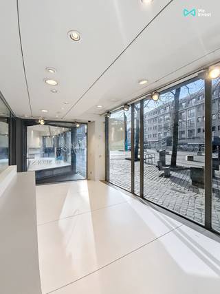 We Invest Huy a le plaisir de vous présenter cette spacieuse maison de commerce, bénéficiant d’une des meilleures visibilités de la ville de...