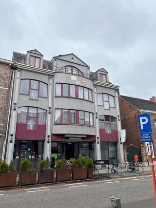 Zeer modern, net appartement in het centrum van Geel:Dit appartement bestaat uit:- Ruime woonkamer- Open, ingerichte keuken- Badkamer met ligbad en...