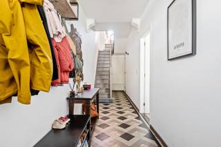 Deze woning geniet van een uitstekende ligging in Schoten, met winkels, scholen, openbaar vervoer en dagelijkse voorzieningen op korte afstand.<br />Ook het Vordensteinpark en de Vaart bevinden zich vlakbij en bieden tal van mogelijkheden om te wandelen, fietsen en ontspannen in het groen. Dankzij de centrale ligging en vlotte verbindingen naar Antwerpen en de omliggende gemeenten woont u hier bijzonder praktisch en goed bereikbaar.<br /><br /><strong>Indeling</strong><br />De woning is toegankelijk via zowel de voordeur als een praktische zijingang, ideaal voor fietsen.<br /><br />Via de inkomhal met gastentoilet bereikt u de woonkamer met aansluitende eetkamer. Verder bevindt zich de volledig geïnstalleerde keuken, die rechtstreeks toegang biedt tot de zonnige, zuidwest georiënteerde tuin. Het terras is voorzien van een elektrische zonneluifel en vormt een aangename plek om tijdens zonnige dagen van het buitenleven te genieten.<br /><br />Op de eerste verdieping bevinden zich drie volwaardige slaapkamers, waarvan één voorzien is van ingemaakte kasten. De ruime badkamer is uitgerust met een inloopdouche, ligbad, lavabomeubel en aansluitingen voor wasmachine en droogkast.<br /><br />Daarnaast bevindt er zich op de eerste verdieping een praktische bergruimte.<br /><br />Tot slot zijn er nog een handige opbergzolder, een kelder en een kruipruimte onder de woning.<br /><br /><strong>Bijzonderheden</strong><br />+ EPC B<br />+ 10 zonnepanelen<br />+ Conforme elektrische installatie<br />+ Zuidwest georiënteerde tuin<br />+ 3 volwaardige slaapkamers<br />+ Centrale ligging nabij Vordensteinpark en de Vaart