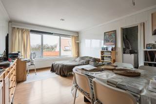 Charmant appartement van 71 m² in het hartje van Ekeren, gelegen aan Klein Hagelkruis 10. Dit praktisch ingedeelde appartement op de tweede verdieping uit 1968 biedt een comfortabele woonervaring met 2 slaapkamers en een lichtrijke leefruimte — ideaal voor starters, jonge koppels of investeerders die willen bijverdienen met verhuur.Het appartement verkeert in een behoorlijke staat en geeft nieuwe eigenaars de mogelijkheid om het naar eigen smaak te moderniseren en waarde toe te voegen. De slaapkamers hebben een mooie oppervlakte en de woonkamer vormt het gezellige hart van de woning. Door de slimme indeling benut u de 71 m² efficiënt, met voldoende opbergruimte en praktische leefzones.De ligging is zeer aantrekkelijk: op wandelafstand van lokale winkels, openbaar vervoer en gezellige horecazaken. Scholen en groenvoorzieningen in de buurt maken dit ook geschikt voor kleine gezinnen. De buurt combineert stadscomfort met een rustige woonomgeving.Vraagprijs: €185.000. Interesse? Neem contact op voor meer informatie of plan een bezoek — ontdek zelf het potentieel van dit appartement en maak van dit pand uw nieuwe thuis.