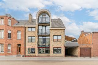 <p><strong>Instapklaar gelijkvloers appartement met 3 slaapkamers, zonnig terras en garage in hartje Retie</strong></p>
<p><br />Bent u op zoek naar een ruim en instapklaar appartement op een toplocatie? Dan is dit gelijkvloerse appartement in het centrum van Retie zeker een bezoek waard.</p>
<p><br />Met een bewoonbare oppervlakte van <strong>137 m²</strong> biedt dit appartement alle ruimte voor comfortabel wonen. De <strong>lichte, open leefruimte</strong> sluit naadloos aan op de volledig uitgeruste keuken, waardoor een aangename leefomgeving ontstaat.</p>
<p><br />Het appartement beschikt over <strong>3 volwaardige slaapkamers</strong>, een <strong>ruime badkamer</strong> en een <strong>praktische berging</strong> met aansluiting voor een wasmachine.</p>
<p><br />Buiten geniet u van een <strong>ruim, zuidgericht terras</strong>, ideaal om in alle rust van de zon te genieten. Bovendien beschikt u over een <strong>afgesloten garage</strong>, wat zorgt voor extra comfort en opbergruimte.</p>
<p><br />Gelegen in een <strong>kleinschalig appartementsgebouw</strong> (bouwjaar 2003) bevindt u zich op wandelafstand van winkels, horeca en andere voorzieningen. Dankzij de centrale ligging combineert u een uitstekende bereikbaarheid met het comfort van wonen in het centrum van Retie.</p>
<p><strong><br />Troeven:</strong></p>
<ul>
<li>Gelijkvloers appartement</li>
<li>137 m² bewoonbare oppervlakte</li>
<li>3 ruime slaapkamers</li>
<li>Open leefruimte met keuken</li>
<li>Praktische berging met wasmachineaansluiting</li>
<li>Ruime badkamer</li>
<li>Zuidgericht terras</li>
<li>Afgesloten garage</li>
<li>Bouwjaar 2003</li>
<li>Kleinschalig appartementsgebouw</li>
<li>Centrum van Retie, op wandelafstand van alle voorzieningen</li>
<li>EPC-label C</li>
<li>Instapklaar</li>
</ul>
<p><br />Interesse? Neem gerust contact op voor meer informatie of een bezichtiging.</p>