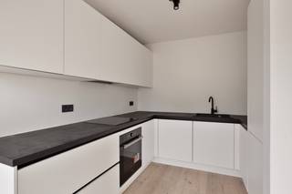 Volledig gerenoveerd appartement met 2 slaapkamers gelegen op de eerste verdieping op 100m van het strand!<br /><br />Het appartement omvat lichtrijke leefruimte, volledig uitgeruste keuken met alle toestellen, 2 slaapkamers, apart toilet, badkamer met inloopdouche en dubbele lavabo, zeer ruim terras aanpalend aan de slaapkamers.<br /><br />Dit appartement is ideaal als vaste bewoning (kopen aan 2% registratierechten), 2de verblijf of als investering om te verhuren!<br />Tal van mogelijkheden. <br /><br /><strong>TROEVEN:</strong><br />Volledig gerenoveerd 2023<br />Kopen onder het stelsel van registratierechten <br />Energiezuinig <br />Lift aanwezig <br />Kelder en fietsenberging beschikbaar!<br /><br /><em>Let op: de foto’s met een sterretje rechtsonder zijn AI-gegenereerd om een beter beeld te geven van de mogelijke inrichting.</em><br />