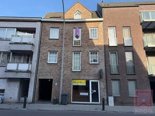 Praktisch 1 slaapkamer appartement centraal gelegen in Geel-centrum. Woonkamer met open keuken. Ruime slaapkamer, badkamer met douche, berging, fietsenstalling en vuilbakkenberging voorzien. Parkeergelegenheid in de straat . EPC: 125 kWh/m², Label B. Beschikbaar vanaf 15 april 2026.