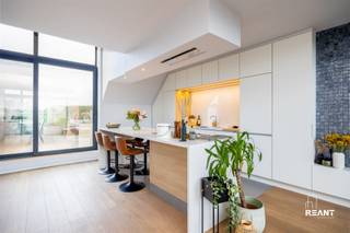 <p><strong>Lichtrijk duplexappartement met mezzanine en uitzonderlijk ruim terras in hartje Sint-Job</strong></p><p> </p><p></p><p></p><p>Dit charmante en stijlvolle duplexappartement combineert hedendaags comfort met een uniek gevoel van ruimte en licht. Gelegen op de tweede verdieping van een verzorgd gebouw met lift, geniet deze eigendom van een bewoonbare oppervlakte van 80 m² en een bijzonder aangename indeling. Dankzij de grote raampartijen die doorlopen tot in de mezzanine baadt het appartement de hele dag in natuurlijk licht, wat zorgt voor een open en luchtige woonbeleving.</p><p> </p><p></p><p>De ruime leefruimte vormt samen met de open keuken het hart van het appartement. Hier komen design en functionaliteit mooi samen. De moderne keuken met kookeiland is afgewerkt met hoogwaardige materialen, witte kasten met warme houten accenten en beschikt over een Quooker-kraan. De geïntegreerde verlichting en de vele opbergmogelijkheden creëren een stijlvolle en praktische werkruimte. De living biedt voldoende plaats voor een gezellige zithoek en wordt extra sfeervol gemaakt door de ingebouwde gashaard met elegante blauwe mozaïektegels. De warme houten vloerafwerking versterkt het uitnodigende karakter van de woonruimte.</p><p> </p><p></p><p>Vanuit de leefruimte heeft u toegang tot twee terrassen. Aan de voorzijde bevindt zich een aangenaam terras van 9 m², terwijl het uitzonderlijk ruime achterterras van 34 m² een heerlijke plek vormt om in alle rust te ontspannen, te genieten van de zon of gasten te ontvangen.</p><p>Op de mezzanine bevindt zich de ruime slaapkamer met open zicht op de leefruimte. Aansluitend vindt u de stijlvolle badkamer, uitgerust met een moderne inloopdouche en een verzorgde afwerking. Daarnaast zorgen de ingemaakte kasten voor extra comfort en praktische bergruimte.</p><p> </p><p></p><p>Dit appartement is uitstekend gelegen in het centrum van Sint-Job-in-'t-Goor. U geniet hier van een rustige en groene woonomgeving, terwijl winkels, horeca, scholen, openbaar vervoer en belangrijke invalswegen zich op korte afstand bevinden. De combinatie van een centrale ligging en een aangename woonomgeving maakt dit een ideale thuisbasis voor zowel alleenstaanden, koppels als professionals die op zoek zijn naar comfort en bereikbaarheid.</p><p> </p><p></p><p>TROEVEN</p><p>+ EPC B – energiezuinig appartement</p><p>+ Duplexindeling met mezzanine en overvloedige lichtinval</p><p>+ Open keuken met kookeiland en Quooker-kraan</p><p>+ Ingebouwde gashaard als sfeervolle blikvanger</p><p>+ Ingemaakte kasten en kwalitatieve afwerking</p><p>+ Verzorgd gebouw met lift</p><p>+ Centrale ligging nabij winkels, horeca en openbaar vervoer</p><p>+ Gemeenschappelijke kosten: €115/maand</p><p>+ Mogelijkheid om een garagebox te huren</p>