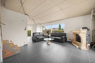 Cette magnifique maison individuelle située à Tienen offre une parfaite combinaison de confort et d'espace. Construite en 2009, elle s'élève sur un terrain de 475 m², avec un grand jardin et un accès facile au garage.<br /><br />Avec une surface habitable de 209,52 m², la maison comprend trois chambres et une salle de bains. L'agencement est pratique et lumineux, offrant un grand potentiel pour créer un cadre de vie agréable. La maison est encore à finaliser, ce qui vous permet de personnaliser l'aménagement et les finitions selon vos goûts.<br /><br />De plus, elle dispose de deux places de garage, offrant un confort et une sécurité supplémentaires pour vos véhicules. Cette maison est idéale pour une famille cherchant un logement spacieux dans un quartier calme, avec de nombreuses opportunités pour en faire un chez-soi parfait et entièrement personnalisé.