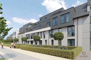 <p><span>PENTHOUSE: Duplex met één slaapkamer en bureau of 2de slaapkamer in het centrum van Schilde, de werken zijn bijna beëindigd van deze prachtige NIEUWBOUW Residentie CONSCIENCE. </span></p><p><span> </span></p><p><span>Kopen aan 6% btw op de constructies is hier mogelijk zowel voor enige/eigen woonst als voor investeerders (15j verhuur). Wij informeren u er graag over.</span></p><p><span> </span></p><p><span>In een modern gebouw met lift bevindt zich deze penthouse op de tweede verdieping. Omvat inkomhal, gastentoilet, leefruimte met toegang tot het terras, ingerichte open keuken met alle nodige toestellen, berging/wasplaats met aansluiting voor wasmachine en droogkast, 1 slaapkamer en een ingerichte badkamer met een lavabomeubel en inloopdouche of bad. </span></p><p><span>Dit appartement wordt volledig afgewerkt: keuken, sanitair, binnendeuren, parketvloer, ingemaakte kasten in vestiaire, dressing, slaapkamer...</span></p><p><span> </span></p><p><span>Residentie Conscience is een project van 'Westhoek', bestaande uit 16 appartementen met één, twee of drie slaapkamers, warvan 4 duplex appartementen/penthouses.</span></p><p><span>De residentie biedt een ideale thuisbasis aan mensen die willen genieten van de gezellige levenssfeer die Schilde te bieden heeft.</span></p><p><span> </span></p><p><span>De appartementen zijn ontworpen met een groot oog voor detail, met veel lichtinval.</span></p><p><span>Dankzij het design en de grote raampartijen ervaart u er het ultieme ruimtegevoel.</span></p><p><span>Het gebouw is zo ingedeeld dat elk appartement over een terras of tuin beschikt.</span></p><p><span>Gezellig ingerichte tuintjes zodat u optimaal kan genieten van de avondzon.</span></p><p><span>De ondergrondse parking zorgt ervoor dat thuiskomen in alle comfort kan gebeuren, voorzien van ondergrondse autostaanplaatsen (+28.900€) of buiten autostaanplaatsen (+15.000€), privatieve bergingen (+ 7.000€) - inclusief fietsenberging.</span></p><p><span> </span></p><h3><span>Afwerking volgens budgetten in het lastenboek: hoogwaardige materialen, zoals parket, vloerverwarming warmtepomp, gebouwd volgens BEN-principes, E-peil max 30,...</span></h3><p><span>Centrale ligging, gelegen nabij het dorp, omgeven door een aangelegde tuin. Vlakbij winkels, openbaar vervoer, gemakkelijke bereikbaarheid, vlakbij fiets- en wandelroutes om de natuur op te zoeken.</span></p><p><span> </span></p><p><span>Prijzen zijn vermeld excl kosten registratie op de grondwaarde en btw op de constructiewaarde, notaris ereloon, aansluitingskosten nutsvoorziening. </span></p><p><span>U bent van harte welkom om de plannen en mogelijkheden samen te bespreken. Plan alvast uw afspraak bij ons op kantoor</span><span>!</span></p><p><span> </span></p>