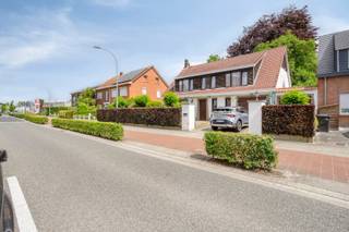 Deze charmante woning van 256 m² met vier slaapkamers is gelegen in Wommelgem en biedt een aangenaam wooncomfort. Bij binnenkomst kom je in een...