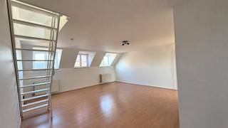 <p><span>Leuk instapklaar appartement met terras van 30 m² in het centrum van Duffel</span></p><p><span> </span></p><p><span>Op wandelafstand van alle winkels en terrasjes, parken, scholen en openbaar vervoer bevindt zich dit zeer leuk duplex penthouse appartement van +/- 80m² +30m² terras in een zeer karaktervol gebouw. </span></p><p><span>Het appartement is gelegen op de 3de verdieping en bestaat uit een ruime lichtvolle leefruimte, een grote keuken met toegang tot het mooie privatieve dakterras, 1 slaapkamer, 1 badkamer. Aankoop garage vrijblijvend mogelijk (€ 29.500,- Euro). (enkele 'impressie' foto's geven weer hoe het appt er zou kunnen uitzien met een open keuken of de keuken in de leefruimte alsook enkele decoratieve ingrepen) Contacteer ons op 03 400 43 23 voor meer info of een bezoek</span></p><p><span> </span></p><p><span>+ Zeer centraal gelegen</span></p><p><span>+ Karaktervol geheel </span></p><p><span>+ Ruim en rustig terras</span></p><p><span>+ Lift</span></p><p><span>+ EPC B / Elektriciteit conform / Asbestvrij</span></p><p><span>+ Klein gebouw / lage alg. kosten</span></p><p><span>+ Openbare veilige fietsenberging op 50 M</span></p><p><span> </span></p><p><span> </span></p>