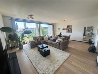 <br />Prachtig modern appartement met terras en panoramische ramen op de 5de verdieping in de Theaterbuurt op wandelafstand van winkels, restaurants, openbaar vervoer.<br /><br />Indeling:<br />Het appartement heeft een eigen lift dat rechtstreeks toegang biedt tot de lichtrijke leefruimte met aansluitend een volledig ingerichte open keuken. Aan de achterzijde bevinden zich twee slaapkamers die een badkamer met inloopdouche en dubbele lavabo delen. Het appartement beschikt ook over een wasruimte en een berging in de kelder. <br /><br />Het appartement geniet een uitermate luxueuze afwerking met parketvloeren.<br />Algemene onkosten bedragen € 145 per maand.<br />Fietsenstalling en aparte berging voorzien in de kelder.<br /><br />Nutsvoorzieningen volledig individueel.
