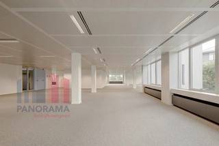 Kwalitatieve kantoorruimtes van <strong>544 m² </strong>beschikbaar in Zaventem, gelegen op een absolute toplocatie met uitstekende visibiliteit vanaf de Brusselse Ring (R0).<br /><br />Het kantoorgebouw bevindt zich op amper 300 meter van de op- en afrit Diegem-Woluwelaan, met een vlotte verbinding naar zowel de E40 als de E19. Daarnaast geniet de site van een uitstekende bereikbaarheid met het openbaar vervoer: het station van Zaventem ligt op slechts 2 km en verschillende bushaltes bevinden zich in de onmiddellijke omgeving.<br /><br />Deze kantoorruimte maakt deel uit van het representatieve <strong>‘Fountain Plaza’</strong> en is voorzien van alle hedendaagse comfortvoorzieningen, waaronder airconditioning, een coffee corner, een volledig ingerichte keuken met eetruimte, vergaderzalen, een restaurant en een fitnessruimte met douches.<br /><br />Verder beschikt de site over een<strong> ruime parking</strong> met<strong> laadpalen</strong> voor elektrische voertuigen, wat bijdraagt aan het gebruiksgemak voor medewerkers en bezoekers. Een ideale vestigingslocatie voor bedrijven die belang hechten aan bereikbaarheid, visibiliteit en een professionele werkomgeving.<br /><br />Binnen het project zijn er ook andere beschikbare oppervlaktes,<strong> van 210 m² tot 5.400 m²,</strong> wat zorgt voor flexibele mogelijkheden voor zowel kleinere als grotere ondernemingen.<br /><br />Contacteer<strong> PANORAMA B2B </strong>voor bijkomende informatie, plannen of een plaatsbezoek via <strong>0477 09 00 09.</strong>