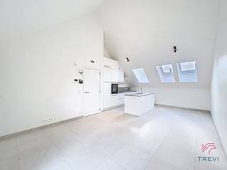 <p>Ontdek dit tweeslaapkamerappartement gelegen in het project Mench, een nieuw residentieel geheel dat hedendaagse architectuur combineert met een groene omgeving. Georganiseerd rond een ruime gemeenschappelijke tuin, biedt het een rustige leefomgeving in het hart van de stad.</p>
<p>Het appartement beschikt over een ruime, lichtrijke woonkamer met een open, volledig uitgeruste keuken, wat zorgt voor een gezellige leefruimte. De twee slaapkamers bieden comfortabele oppervlaktes, ideaal voor een gezin, een koppel of co-living. Een privatief terras verlengt op aangename wijze de binnenruimte.</p>
<p>In de onmiddellijke nabijheid van openbaar vervoer, winkels en hoofdwegen vormt dit pand een ideale opportuniteit die comfort en praktisch gemak combineert.</p>
<p>De technische uitrusting garandeert optimaal comfort: uitstekende energieprestatie met een EPC A, warmtepomp, zonnepanelen, ventilatiesysteem met dubbele flux, vloerverwarming, kwaliteitsvolle materialen en verzorgde afwerkingen. Lage provisies. Onmiddellijk beschikbaar. Mogelijkheid om een parkeerplaats te huren tegen meerprijs (met of zonder laadpaal). Oppervlaktes worden ter indicatie opgegeven.<br /><br /><span>Indeling</span> : </p>
<ul>
<li>Entreehal</li>
<li>Bergruimte</li>
<li>Toilet</li>
<li>Woonkamer met volledig ingerichte open keuken</li>
<li>Slaapgedeelte</li>
<li>Slaapkamer 1</li>
<li>Slaapkamer 2</li>
<li>Doucheruimte</li>
<li>Terras</li>
</ul>
<p><br /><br /></p>