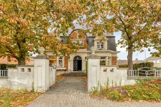 <p><span>INDELING</span></p><p><span> </span></p><p><span>Dit mooie, karaktervol appartement met authentieke elementen is gelegen op de gelijkvloerse verdieping en omvat een living met open keuken, berging, badkamer met douche en 2 slaapkamers.</span></p><p><span>Bij dit appartement hoort ook een aparte garage en een kelderberging.</span></p><p><span>De mooie tuin is een extra troef bij dit appartement.</span></p><p><span> </span></p><p><span>PRAKTISCH</span></p><p><span> </span></p><p><span>Het appartement is momenteel verhuurd.</span></p><p><span> </span></p><p><span>Voor meer info en/of het maken van een afspraak bel Sven Jacques op het nr 0474 09 69 18.</span></p>