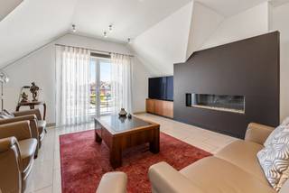 Bij binnenkomst via de inkomhal heb je toegang tot de woonkamer. Het appartement is een oase van licht, met een open, lichtrijke woonkamer die je...