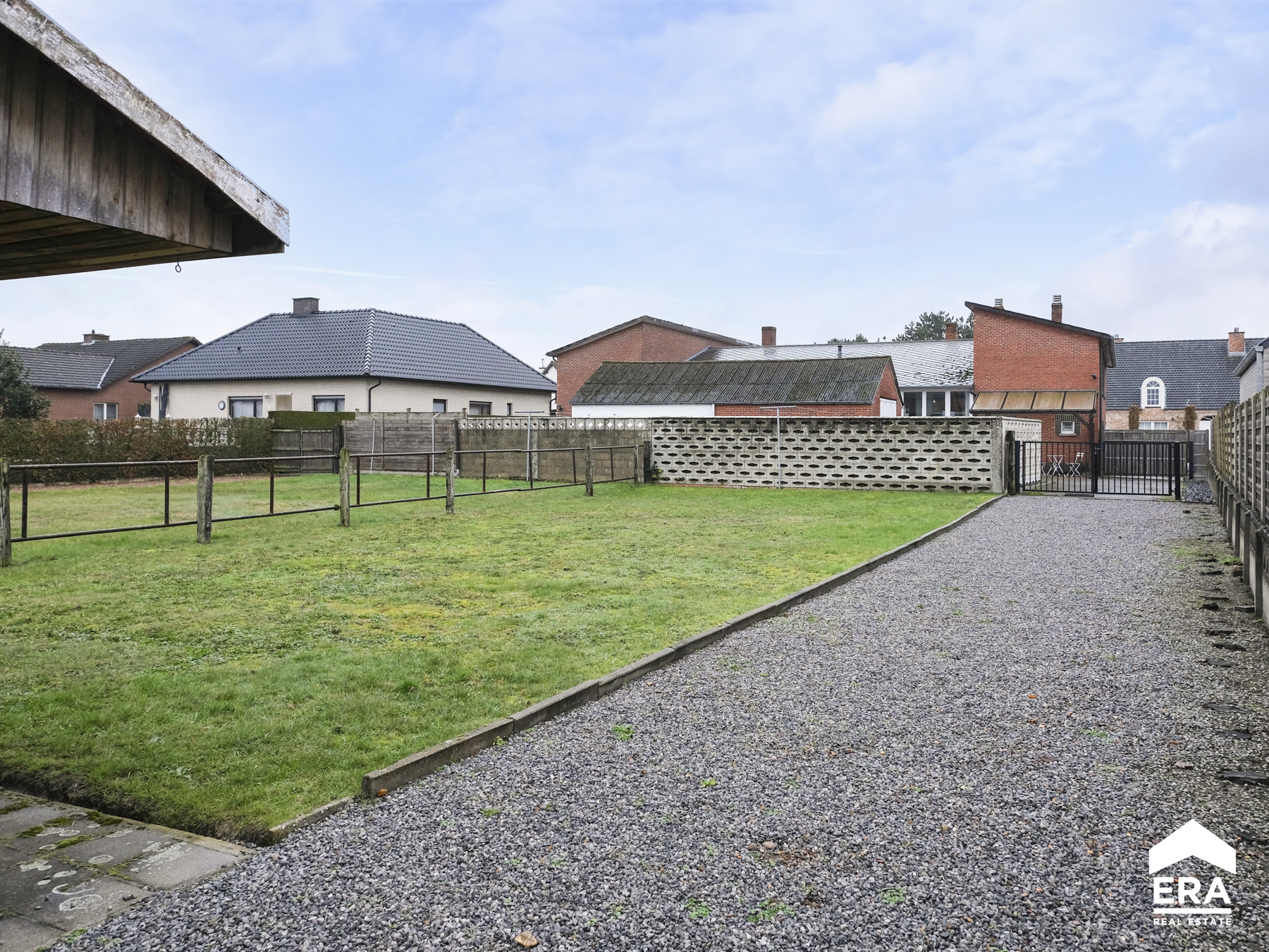 Woning met 3 slaapkamers, 2 garages en stalling in Hechtel - foto 3