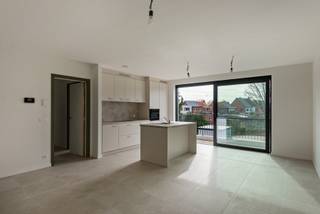 In een stijlvol en nieuw gebouw met lift bevindt zich dit rustig gelegen appartement op de eerste verdieping. Daar heb appartement achteraan...